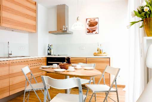 Image 1: Veneer looks elegant and individual not only as a kitchen furniture front. Photo: IFN/Sarah Maier